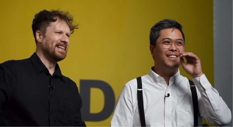avorne Gründerteam Julian Wright und Christoph Nguyen während eines Vortrags
